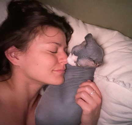 Jenelle cuddling her blue cat.